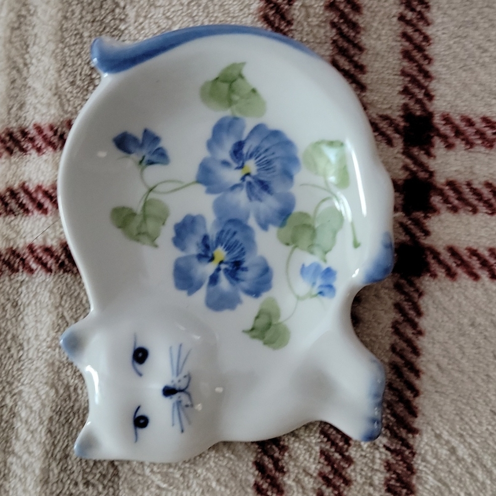 Cat shaped ring dish